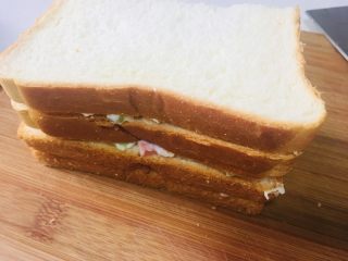 15、土豆泥三明治,然后叠在一起，四层夹三层的土豆泥三明治就好啦……