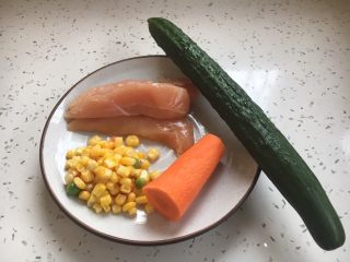 1、翠竹报春,主要食材：黄瓜、鸡小胸、胡萝卜、玉米粒。