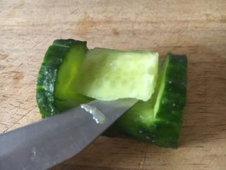 4、翠竹报春,另外再降黄瓜的槽用小刀压深些。