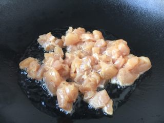 11、翠竹报春,热锅凉油放入鸡丁。