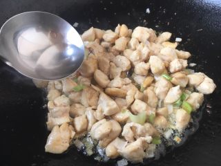 15、翠竹报春,放入1勺锅沿料酒。