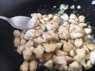 16、翠竹报春,放入少许白胡椒粉。