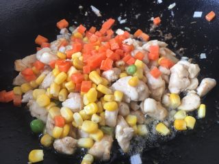 20、翠竹报春,放入胡萝卜丁和玉米粒。