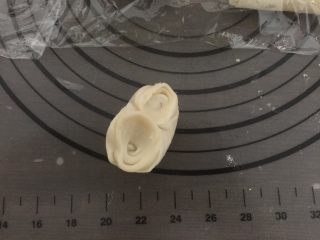 12、莲蓉蛋黄酥,取一个松弛好的卷，2头像中间靠拢
