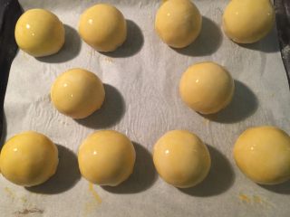 16、莲蓉蛋黄酥,刷上一层蛋黄液