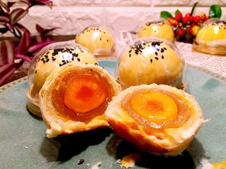 19、莲蓉蛋黄酥,成品图