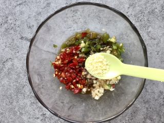 7、凉拌土豆片,加鸡精少许（也可以不加）