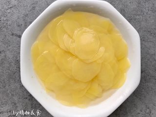 10、凉拌土豆片,捞出放冷白开水中浸泡冷却