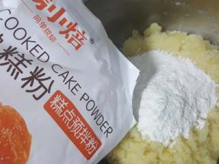 6、椰蓉枸杞月饼,6.加入熟糕粉。