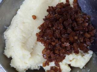 8、椰蓉枸杞月饼,8.加入葡萄干碎与枸杞子。