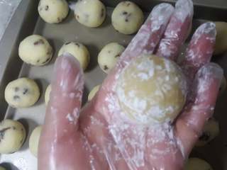 17、椰蓉枸杞月饼,17.包好后放在玉米淀粉中滚一圈防粘，选择自己喜欢的花片进行压制月饼。