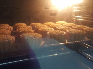 19、椰蓉枸杞月饼,19.放入预热好的烤箱中上下火200度中层烤6分钟，取出在月饼表面刷蛋黄水，不要刷得太厚，薄薄一层即可，再放入烤箱中190度，烤13分钟。