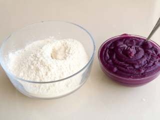 1、紫薯花卷,紫薯上锅蒸熟，加适量的清水，料理机搅成细腻的糊；准备好面粉；