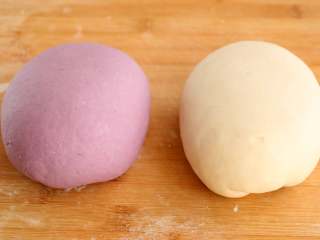 2、紫薯花卷,紫薯泥倒入面粉里和成稍硬的面团，白色面团也和好；