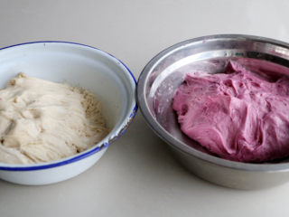 3、紫薯花卷,放在温暖的地方发酵，掰开面团看有蜂窝状即可；