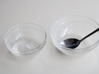 4、紫薯花卷,每份面团放2g食用碱、2g小苏打，用温水融化后；