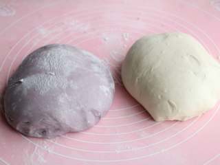 5、紫薯花卷,、先倒入3/2碱水到面团里充分揉均匀