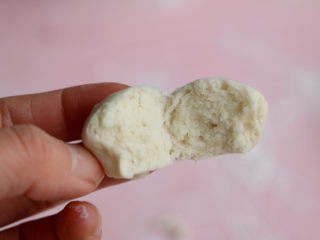 6、紫薯花卷,取一小团揉好的面，上锅开水蒸几分钟，出锅后闻闻是否有酸味，如果还有酸味就要再次加入剩下的碱水，再次检验面团酸度，基本2-3次就好了；