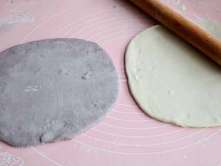 7、紫薯花卷,各取2小团面，擀成薄片；