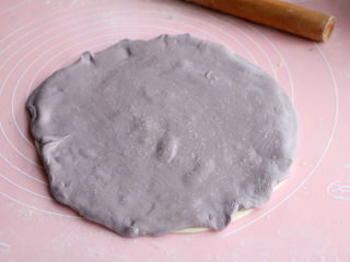 8、紫薯花卷,在白色面团上涂上一层色拉油，撒适量的盐，紫薯面团重叠在上面，继续刷油撒盐；