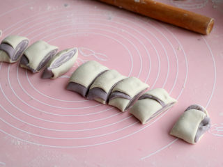 9、紫薯花卷,卷起来然后切成大小一致的小剂子；