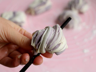 11、紫薯花卷,手指上绕一圈或是利用筷子，折回来再绕一圈即可；