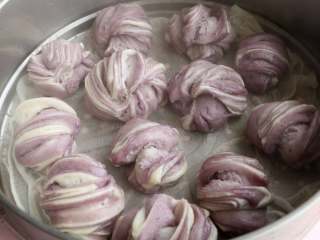 13、紫薯花卷,开水上锅蒸20分钟左右；