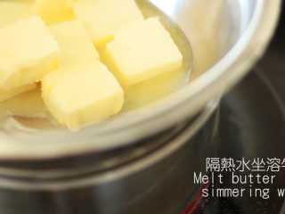 1、免焗草莓芝士派,牛油隔热水融化