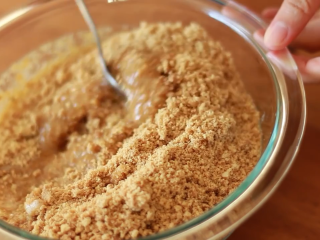 2、免焗草莓芝士派,饼干捣碎，加入融化的牛油拌匀