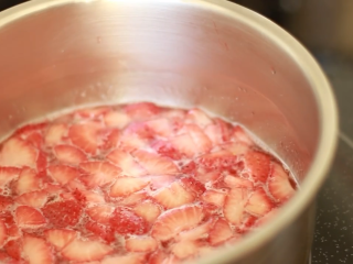 7、免焗草莓芝士派,接着加入水，中火加热至沸腾后关火，移开