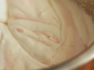 18、免焗草莓芝士派,再倒回淡忌廉内，用刮刀搅拌均匀