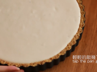 20、免焗草莓芝士派,轻轻的敲几下，接着放冰箱冷藏