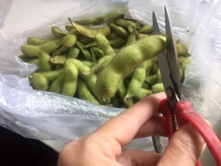 1、糟卤毛豆,毛豆两头剪一刀，为了更好的入味。