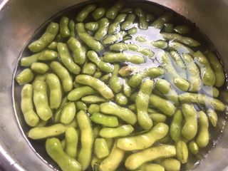 2、糟卤毛豆,清水洗干净。