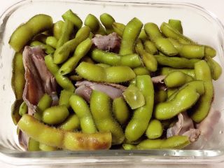 7、糟卤毛豆,把毛豆放在乐扣盒子里。