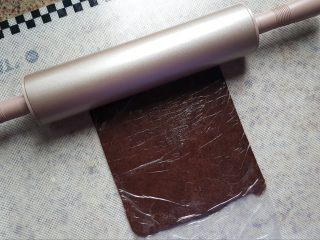 1、大理石纹豆沙吐司,1.把豆沙馅放在食品袋中擀成一个正方形，大约在20厘米左右。