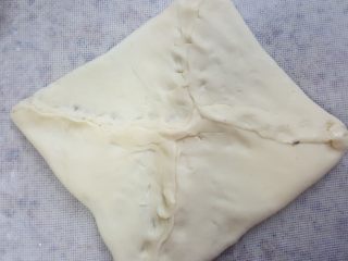 6、大理石纹豆沙吐司,6.你好，面团的四个边，把豆沙馅包在面团中间。