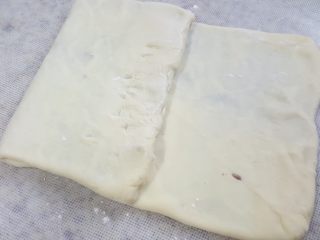 7、大理石纹豆沙吐司,7.用擀面杖擀开，左边1/3向中间折。