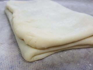 8、大理石纹豆沙吐司,8.右边1/3向中间折，形成一个三折。