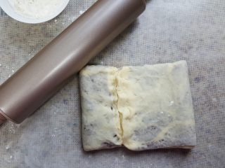 10、大理石纹豆沙吐司,10.左边向1/8处折叠，右边也向这里拆叠，接缝捏好。