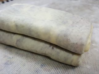 11、大理石纹豆沙吐司,11.折成一个四折。