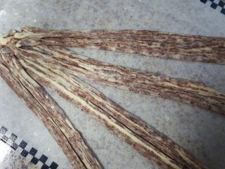 18、大理石纹豆沙吐司,18.将4条的头部相连。