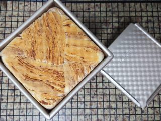 24、大理石纹豆沙吐司,24.出炉 