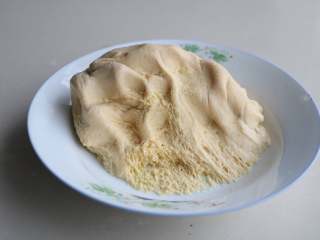 2、玉米面馒头,用手指掰开，组织称蜂窝状即表示发酵好了；