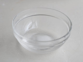 4、玉米面馒头,小苏打、碱水混合用适量的温水融化；