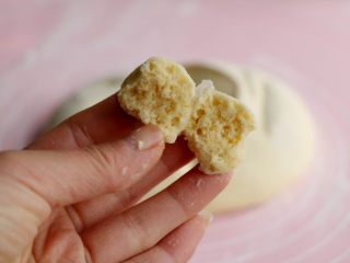 7、玉米面馒头,取一小团面开水上锅蒸熟，蒸熟的馒头比原来大一倍左右，组织非常的柔软细腻，掰开闻闻没有酸味即可；