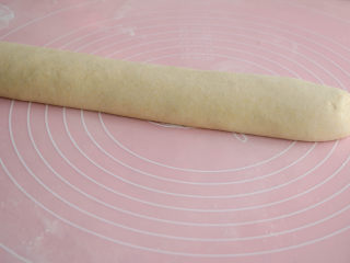 8、玉米面馒头,取一小团面团搓成长条