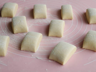 9、玉米面馒头,切成大小一致的小剂子；