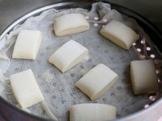 10、玉米面馒头,均匀摆在蒸锅上，适当留出间距；