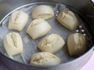 11、玉米面馒头,开水上锅蒸大约20分钟即可；